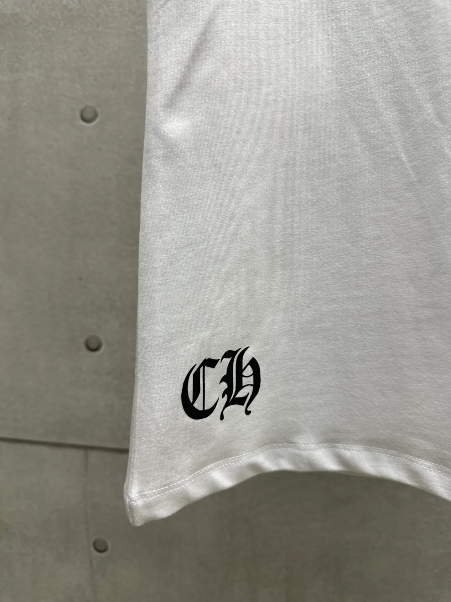 P126 #083 CHROME HEARTS 25SS women's T-shirt Made of 220G original consistent fabric V-neck women's waist style The whole body is made of imported digital direct printing Color: White Size: S M L